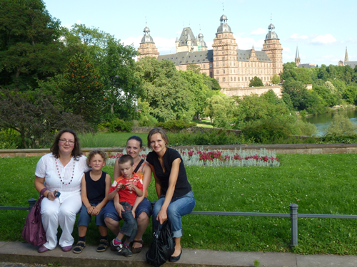 Аленка с сыном, Татьяна с сыном и Люба